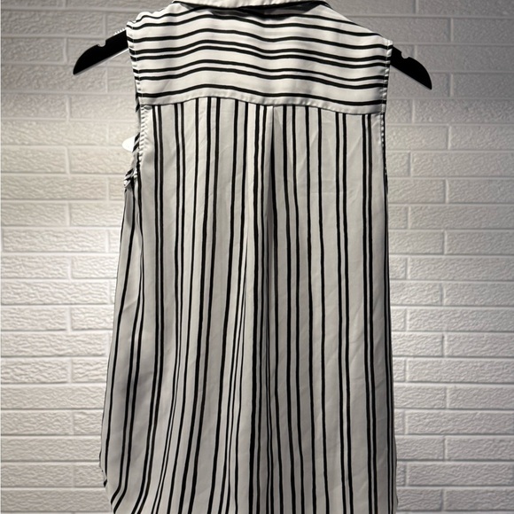 H&M Black and White Sleeveless Button Down Shirt - Picture 2 of 3